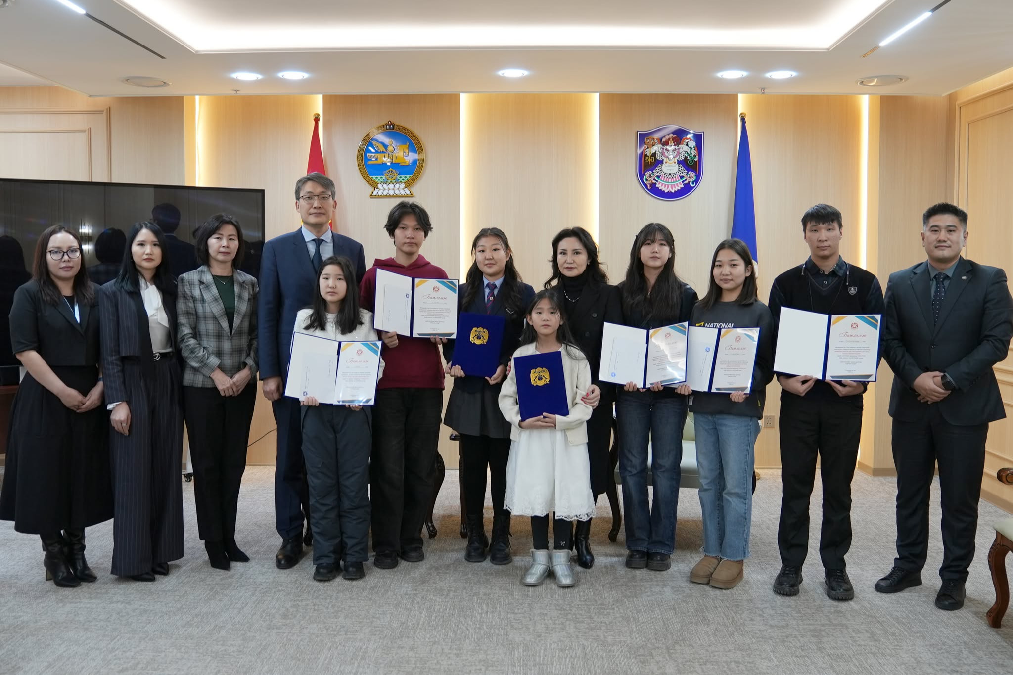 Сурагчдын дунд зохион байгуулсан уралдааны шагналыг гардууллаа